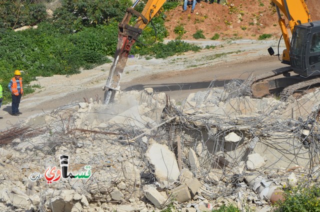 فيديو: قوات كبيرة ومُدججة بالدبابات والصواريخ تهدم اساسات بيت الشيخ غازي عيسى بحجة البناء في ارض المنهال ...